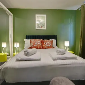 Holiday home #upmarket, Exceptional 4 Bed House, With Free Parking, Close To Amenities And Supermarkets, Sheffield
